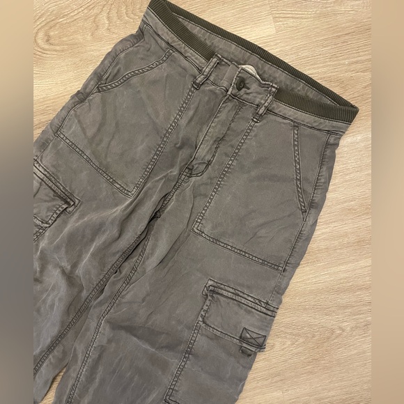AMERICAN EAGLE Dreamy Drape Stretchy Cargo Pants Size 2 Short - Picture 12 of 12